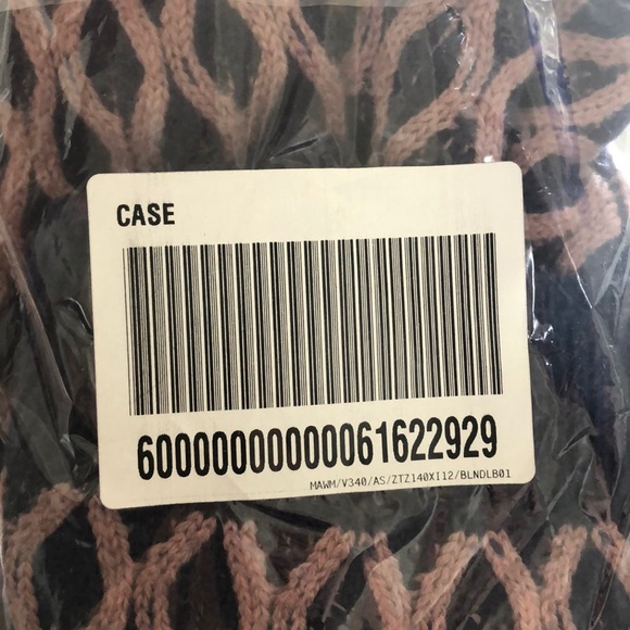 💋UO Diana Two-Tone Cable Knit Sweater - Picture 5 of 5